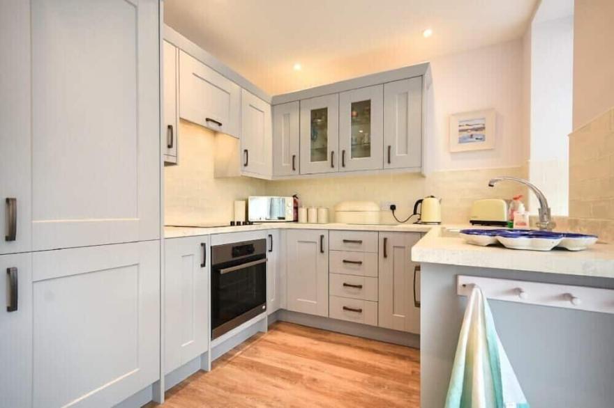 TY Y MOR, pet friendly, country holiday cottage in Seahouses