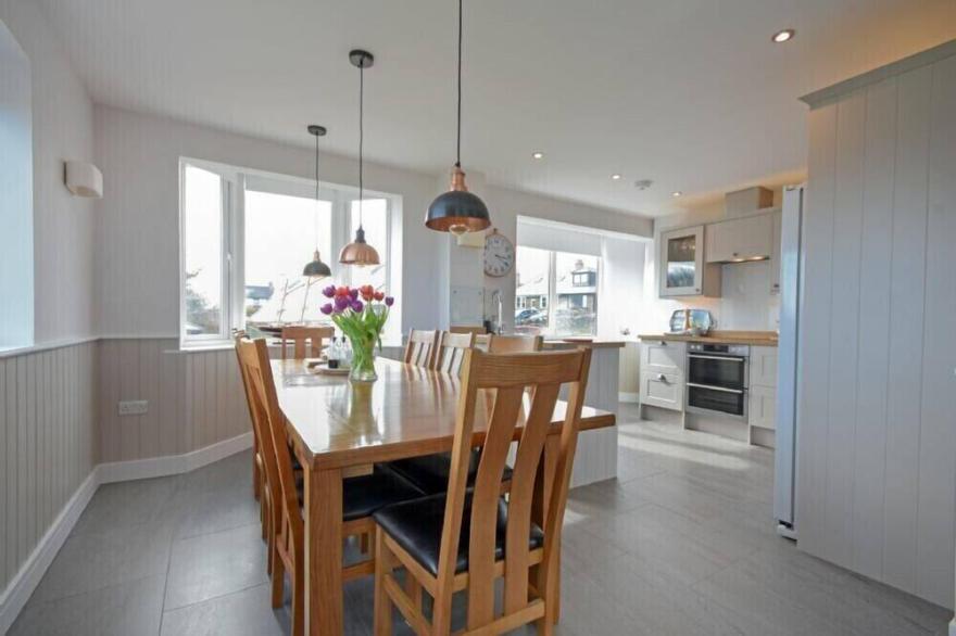 EASTFIELD, pet friendly, with a garden in Low Newton-By-The-Sea