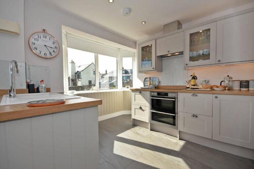 EASTFIELD, pet friendly, with a garden in Low Newton-By-The-Sea