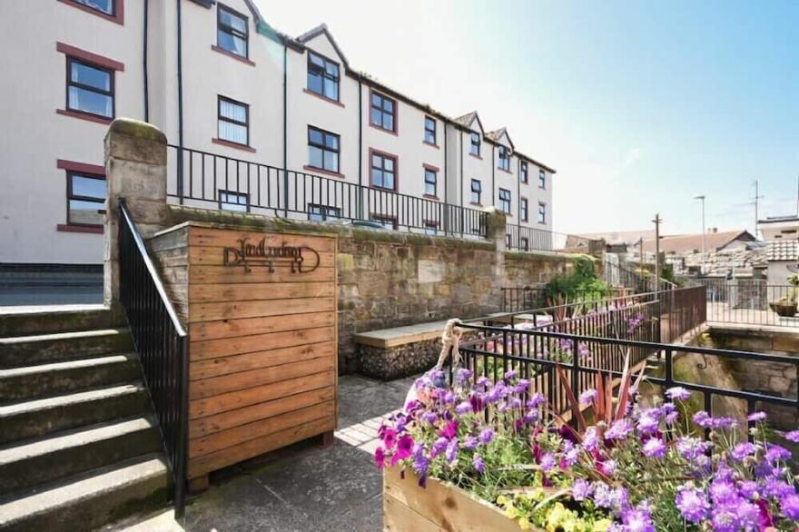 FARNE LOOKOUT, pet friendly, with a garden in Seahouses