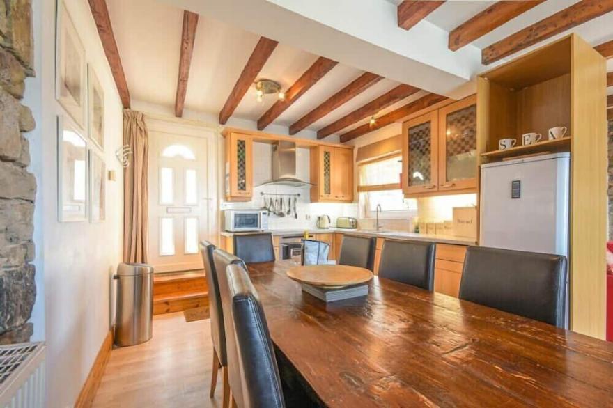 FARNE LOOKOUT, pet friendly, with a garden in Seahouses