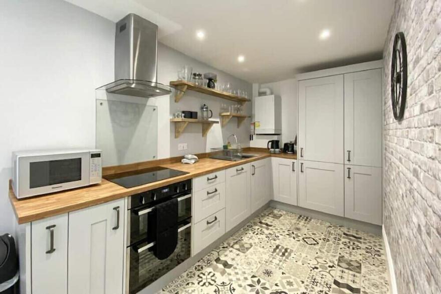 OLD STABLE COTTAGE, pet friendly, country holiday cottage in Alnmouth
