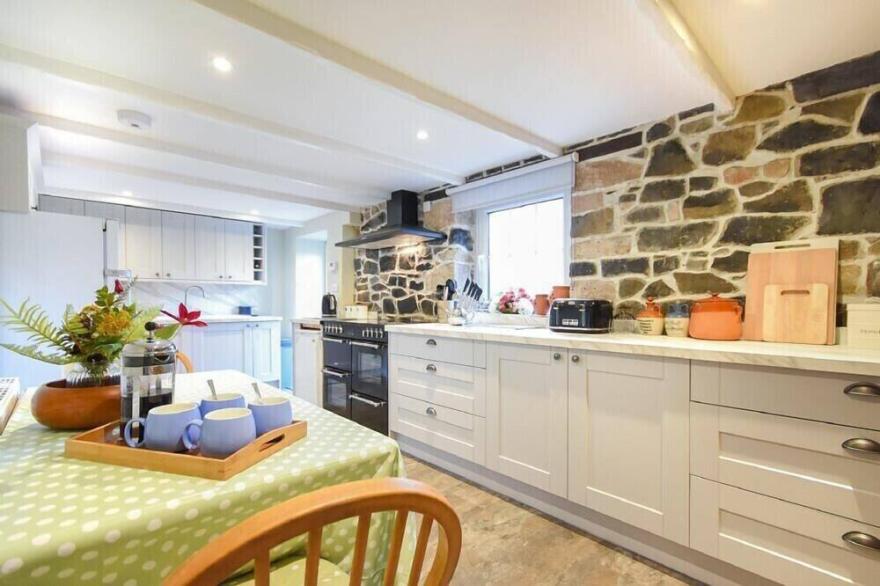 COBLE COTTAGE, family friendly, character holiday cottage in Craster