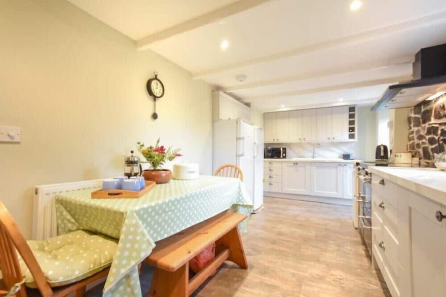 COBLE COTTAGE, family friendly, character holiday cottage in Craster