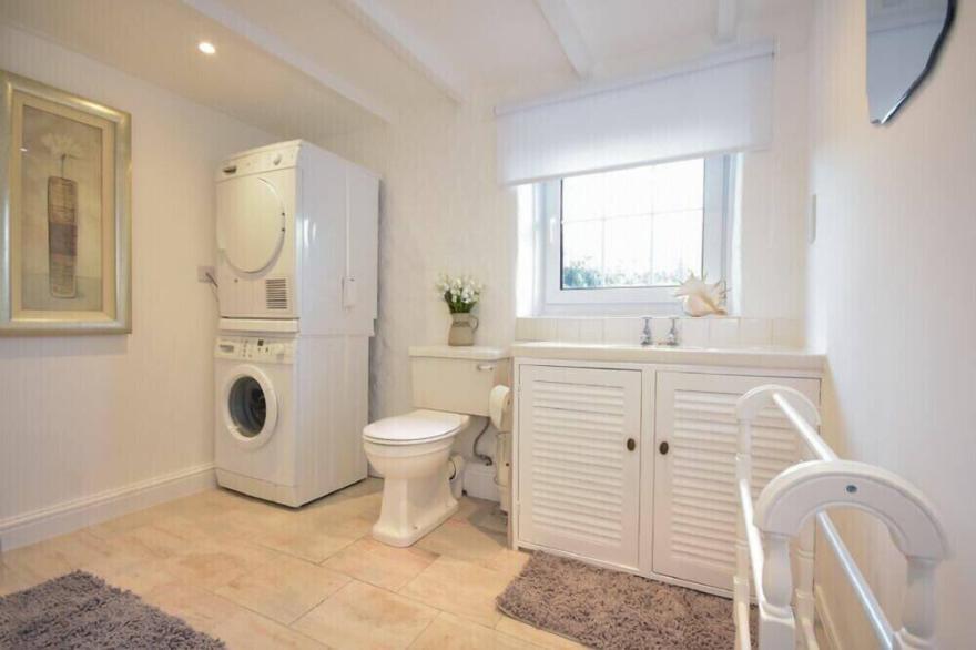 COBLE COTTAGE, family friendly, character holiday cottage in Craster