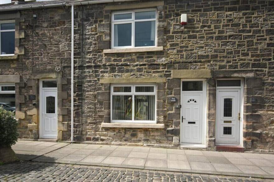 SEA DRIFT, pet friendly, country holiday cottage in Amble