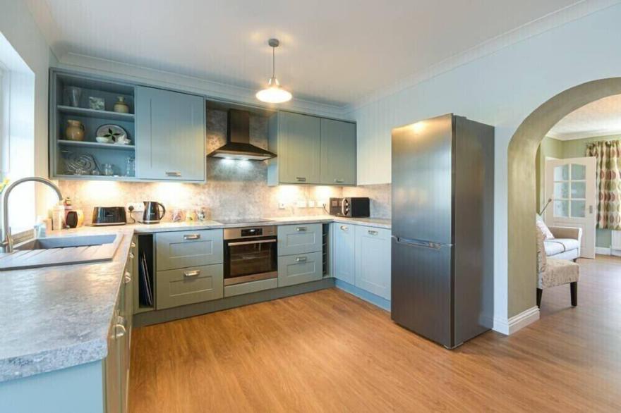 SEA DRIFT, pet friendly, country holiday cottage in Amble