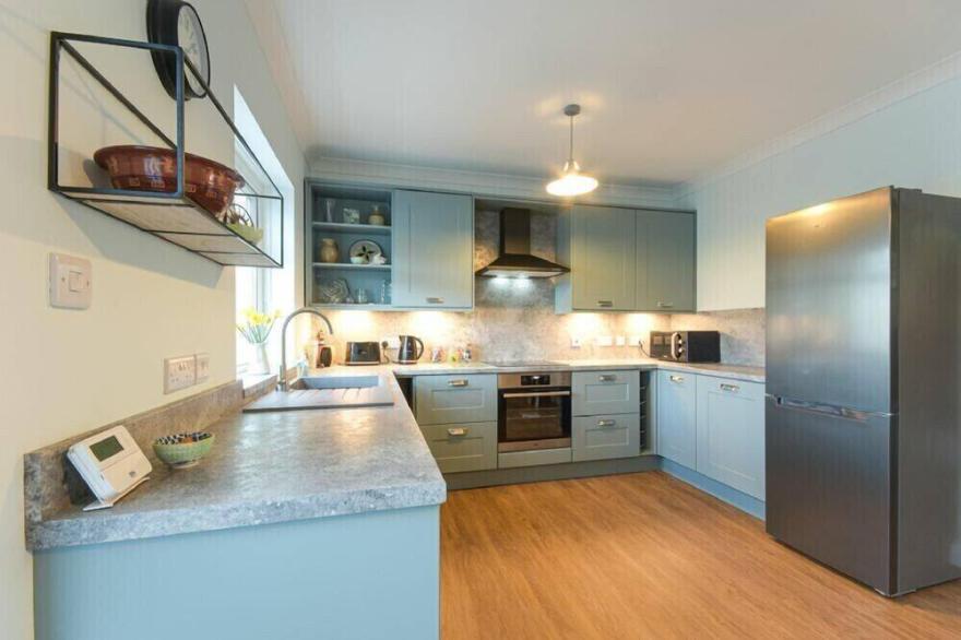 SEA DRIFT, pet friendly, country holiday cottage in Amble