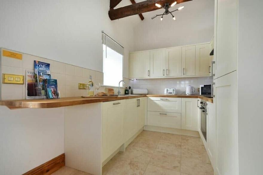 PADDY'S MOUNT COTTAGE, pet friendly, with a garden in Alnwick