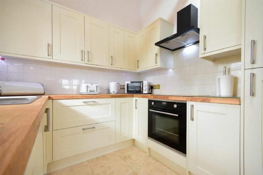 PADDY'S MOUNT COTTAGE, pet friendly, with a garden in Alnwick