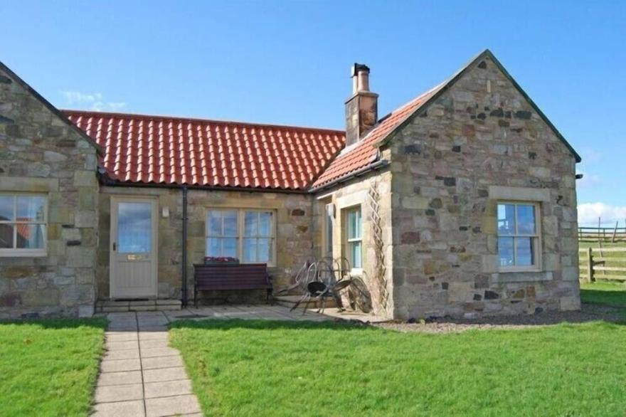 SNOOK POINT COTTAGE, family friendly in Newton-By-The-Sea