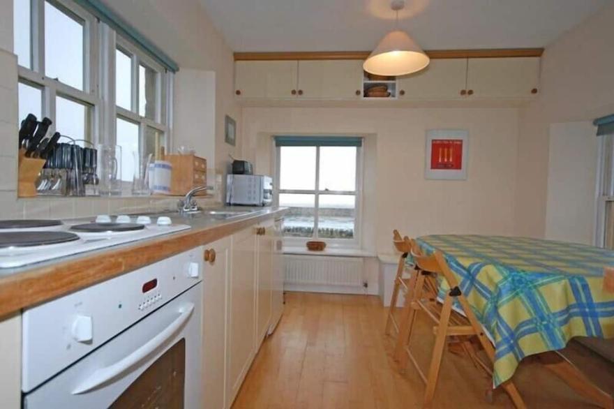 SNOOK POINT COTTAGE, family friendly in Newton-By-The-Sea
