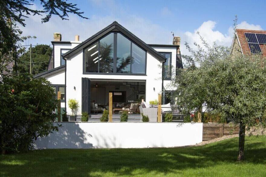 MARMALADE COTTAGE, pet friendly, with open fire in Seahouses