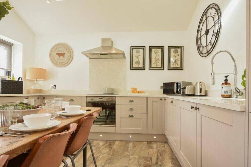 MARMALADE COTTAGE, pet friendly, with open fire in Seahouses