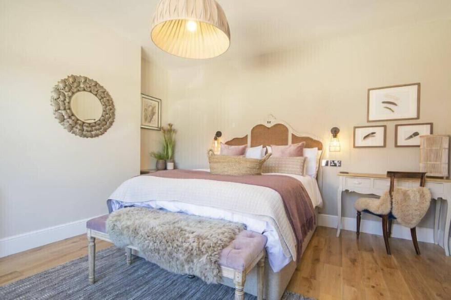 MARMALADE COTTAGE, pet friendly, with open fire in Seahouses