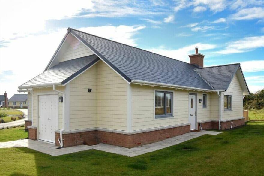 BOWLINE COTTAGE, pet friendly, country holiday cottage in Beadnell