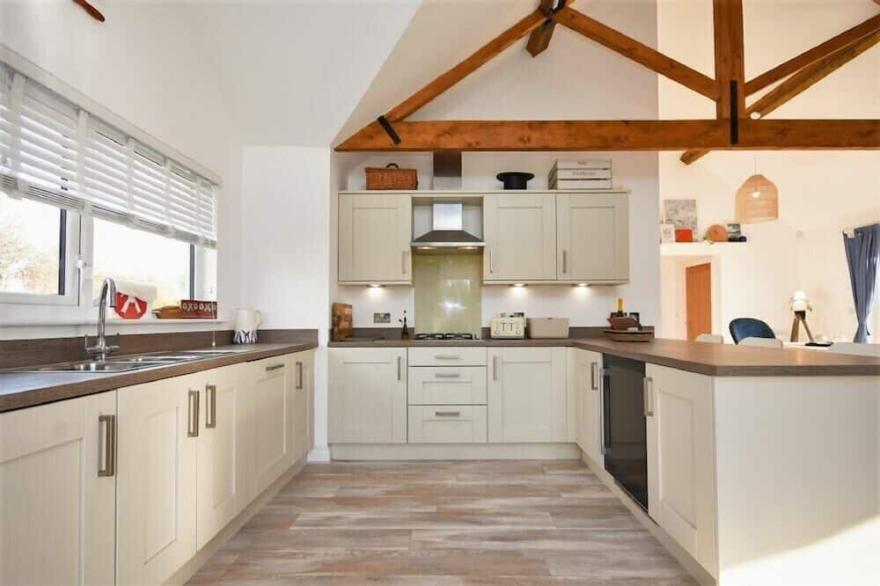 BOWLINE COTTAGE, pet friendly, country holiday cottage in Beadnell