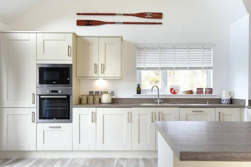 BOWLINE COTTAGE, pet friendly, country holiday cottage in Beadnell