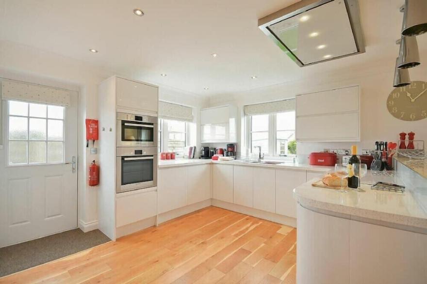 PORTLAND, pet friendly, country holiday cottage in Beadnell