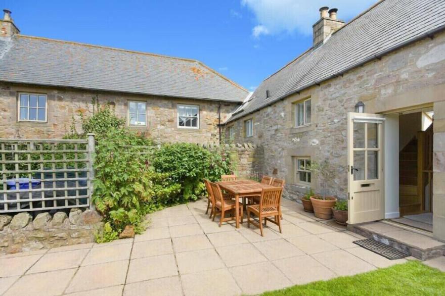 OTTOLINE COTTAGE, pet friendly, country holiday cottage in Embleton