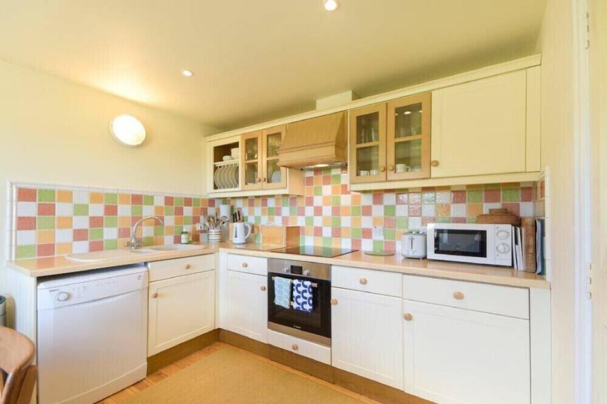 OTTOLINE COTTAGE, pet friendly, country holiday cottage in Embleton