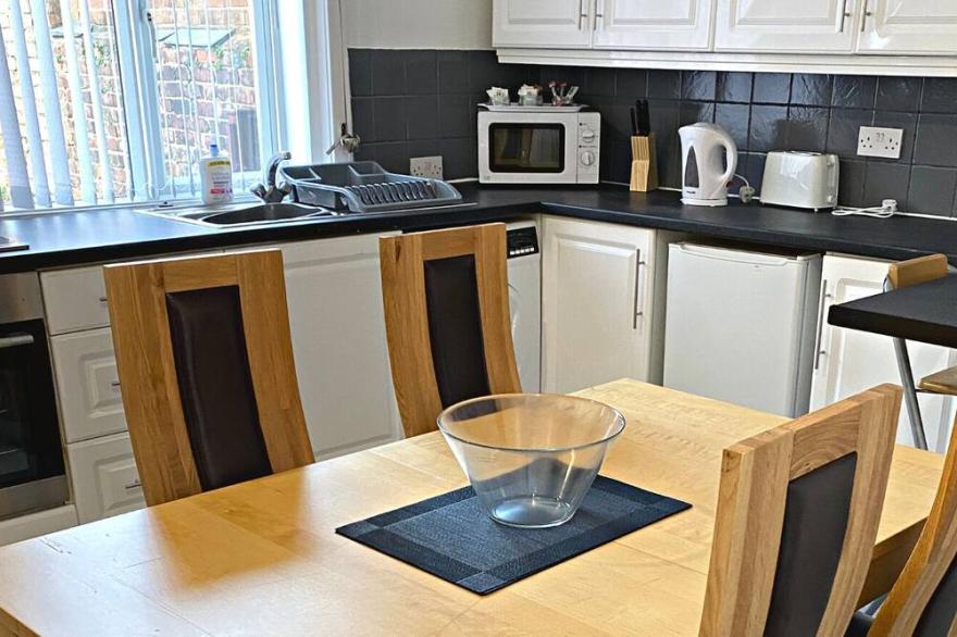 ✔2BR House✔Modern Decor✔For Families&Contractors✔DrivewayParking✔FreeWIFI