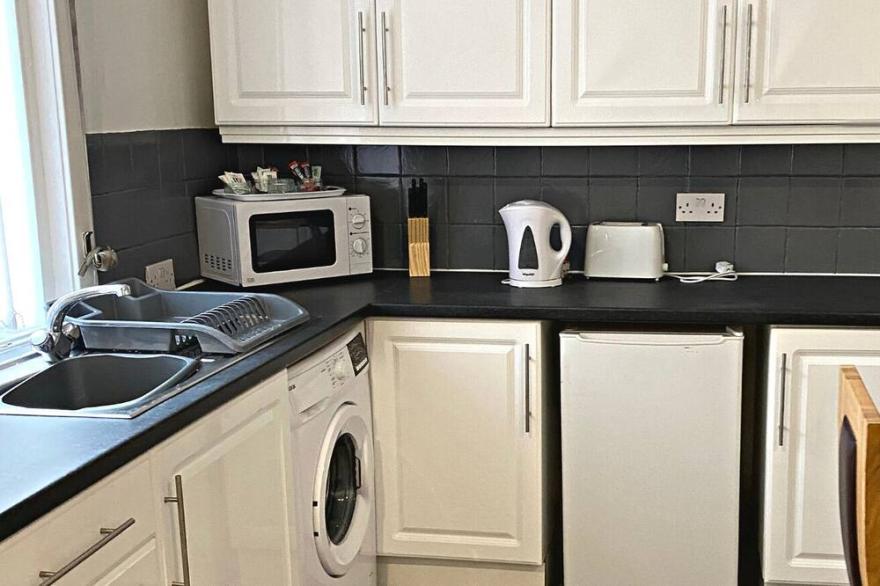 ✔2BR House✔Modern Decor✔For Families&Contractors✔DrivewayParking✔FreeWIFI