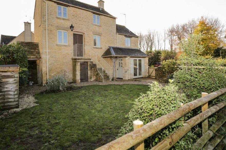 THE LANTERN, pet friendly, with open fire in Bourton-On-The-Water