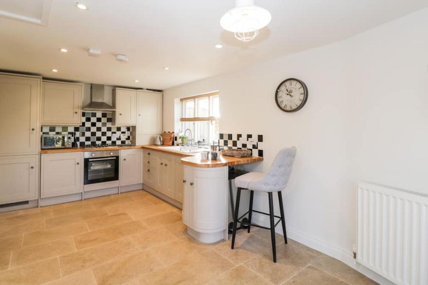 THE LANTERN, pet friendly, with open fire in Bourton-On-The-Water