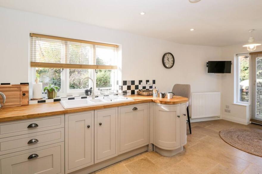THE LANTERN, pet friendly, with open fire in Bourton-On-The-Water