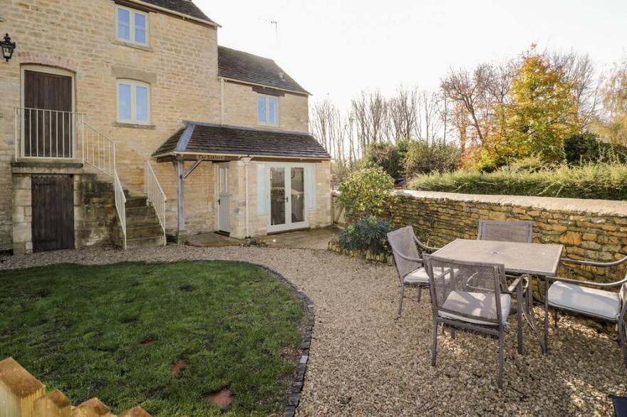 THE LANTERN, pet friendly, with open fire in Bourton-On-The-Water
