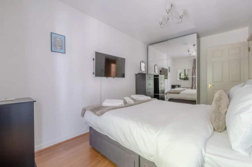 Bright 1 Bedroom Flat in Kensington Olympia