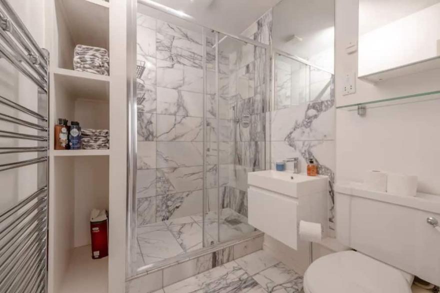 Bright 1 Bedroom Flat in Kensington Olympia