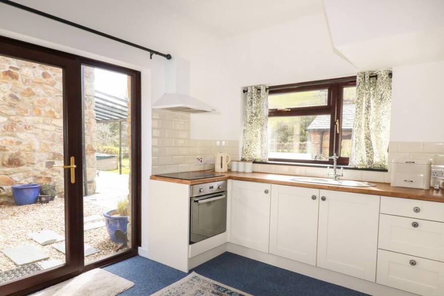 BLUE BELL COTTAGE, with a garden in Polgooth