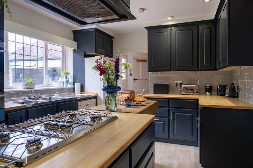 Spacious country family home with Hot Tub & Huge Garden