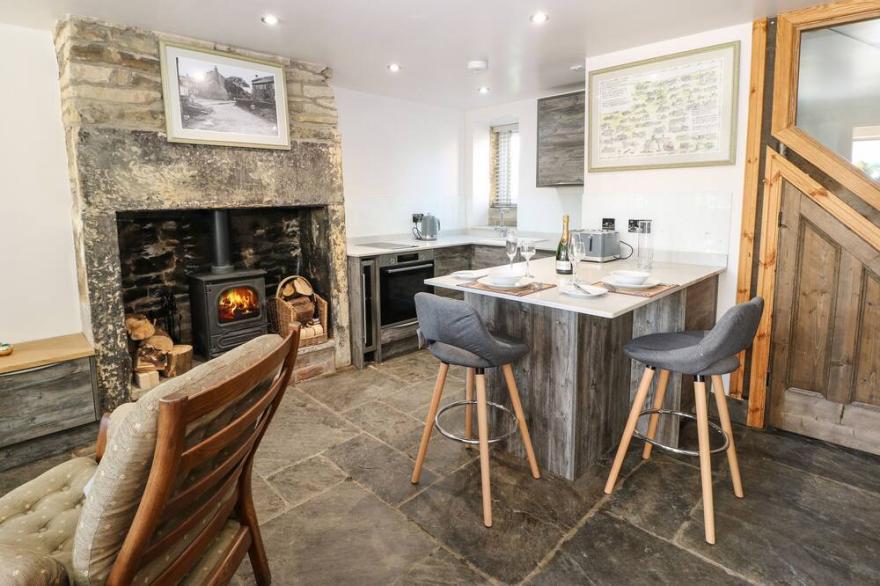 HA'PENNY COTTAGE, pet friendly, character holiday cottage in Meltham