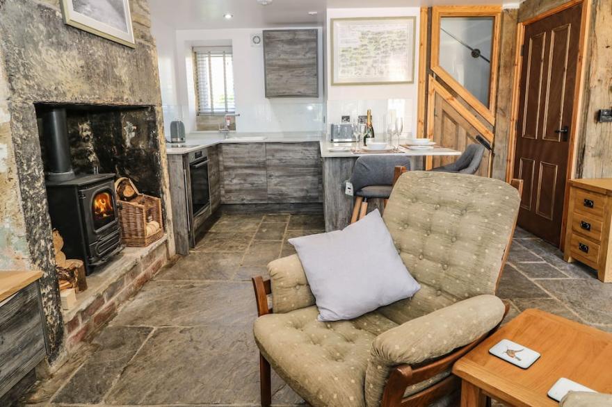 HA'PENNY COTTAGE, pet friendly, character holiday cottage in Meltham