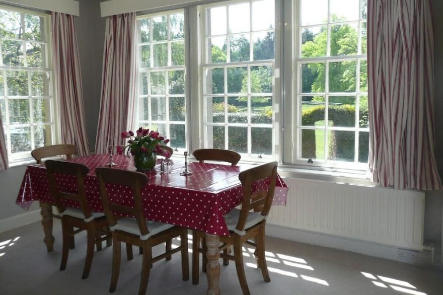 Beautifully Appointed Apartment on edge of Edinburgh
