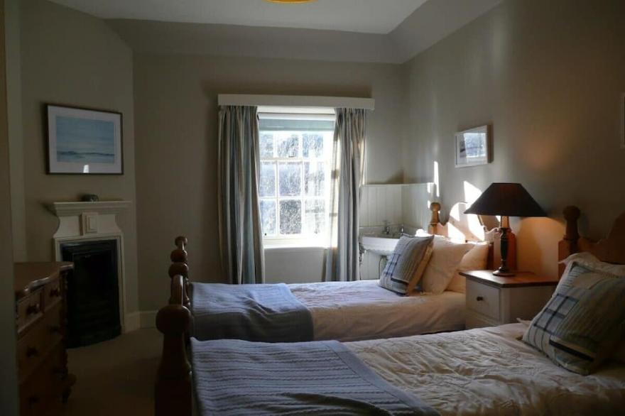 Beautifully Appointed Apartment on edge of Edinburgh