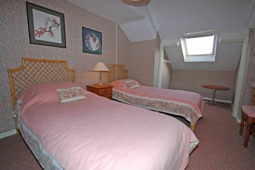 GLEBE HOUSE, pet friendly, country holiday cottage in Bamburgh
