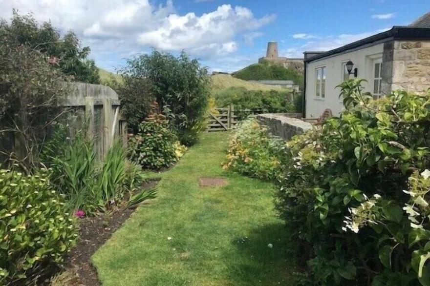 WYNDING DOWN, pet friendly, with open fire in Bamburgh