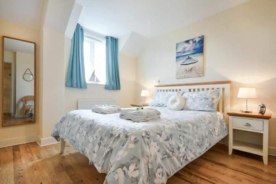 COCKLE COTTAGE, pet friendly, character holiday cottage in Seahouses