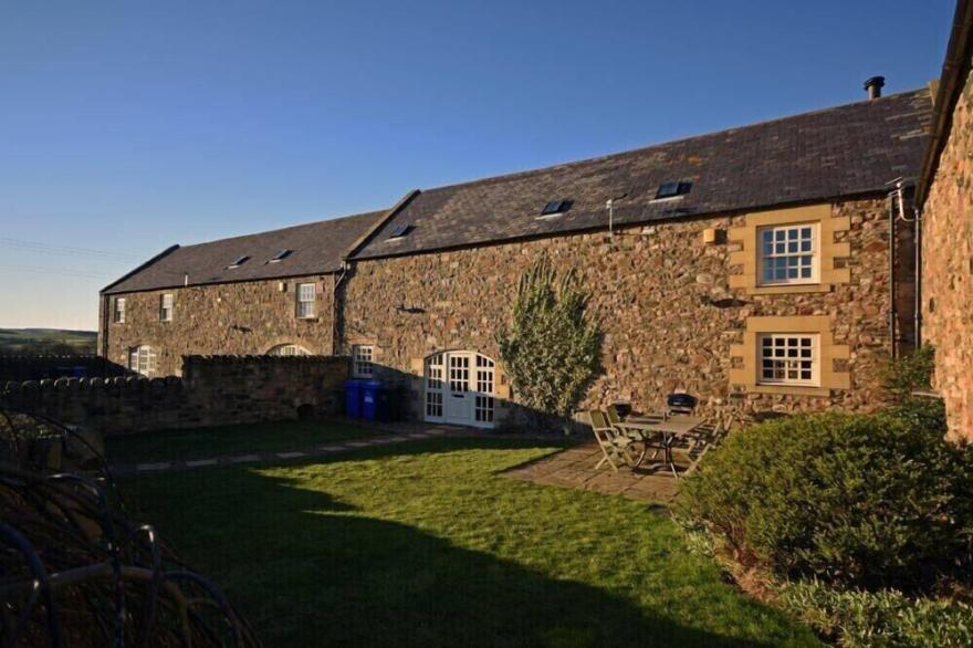 BUDLE GRANARY, pet friendly, country holiday cottage in Bamburgh