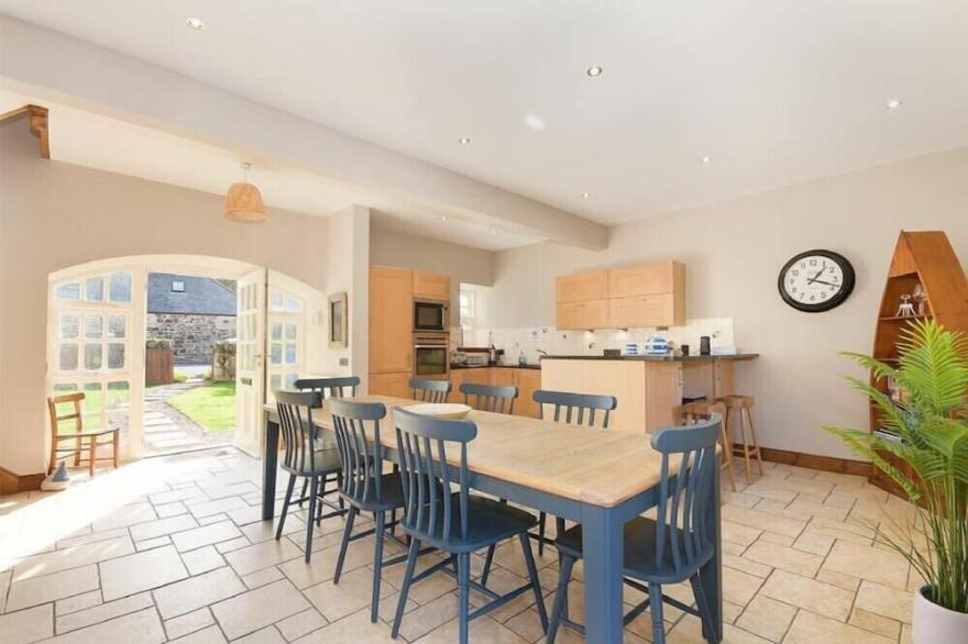 BUDLE GRANARY, pet friendly, country holiday cottage in Bamburgh