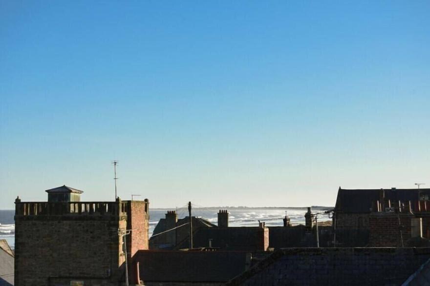 ALNHOLME, pet friendly, country holiday cottage in Alnmouth