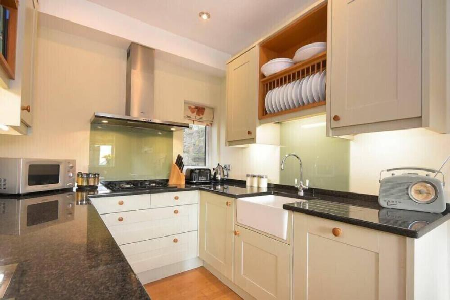 ALNHOLME, pet friendly, country holiday cottage in Alnmouth