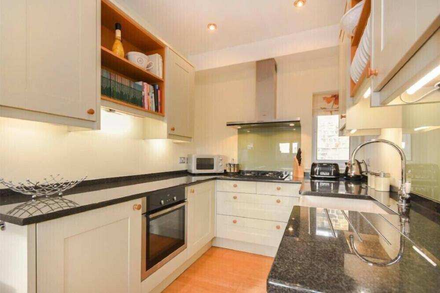 ALNHOLME, pet friendly, country holiday cottage in Alnmouth