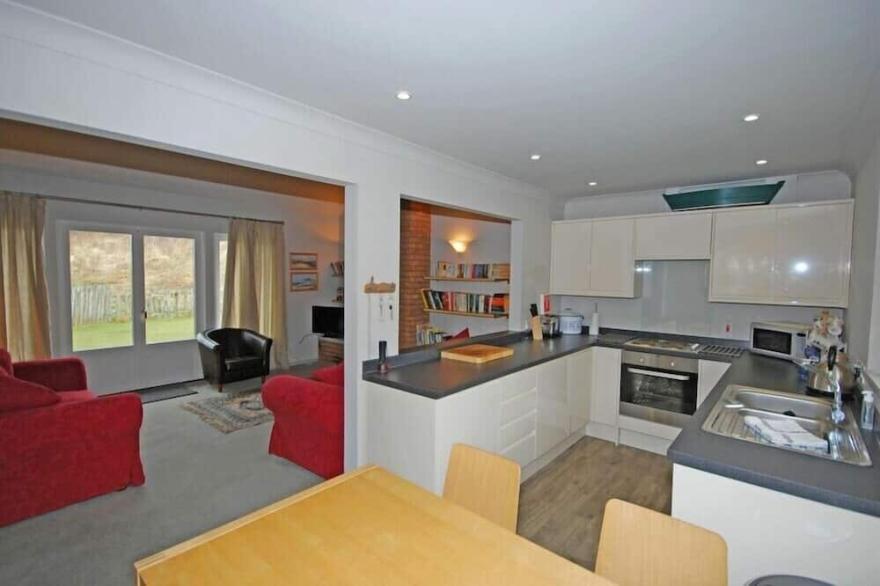 DUNES COTTAGE, pet friendly, country holiday cottage in Beadnell