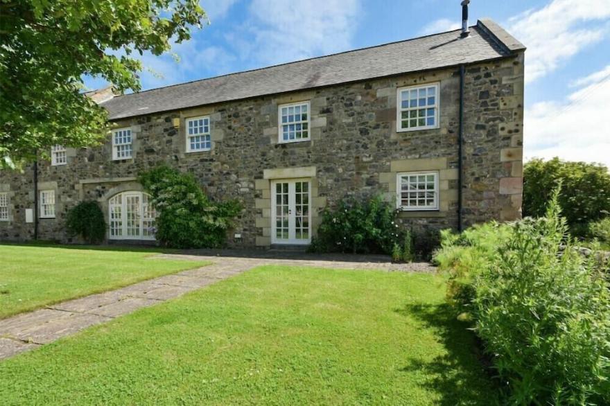 BUDLE SANDS, pet friendly, country holiday cottage in Bamburgh