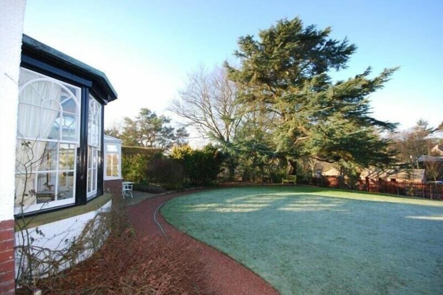 WELLFIELD LODGE, pet friendly, country holiday cottage in Alnmouth